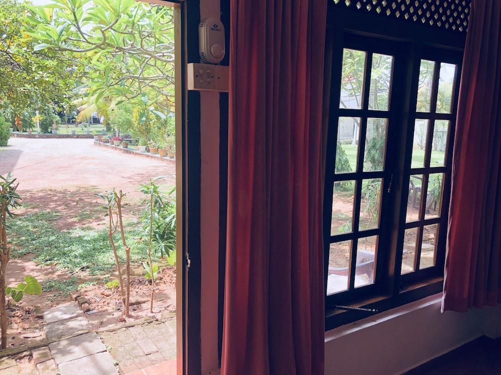 Hotel Lagoon Paradise Negombo Esterno foto