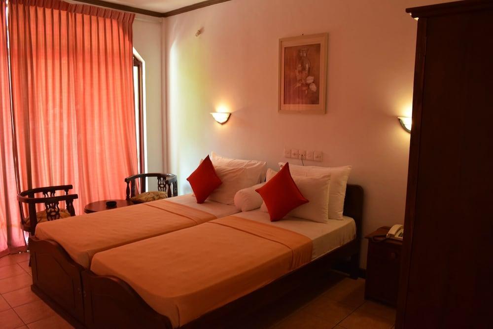 Hotel Lagoon Paradise Negombo Esterno foto