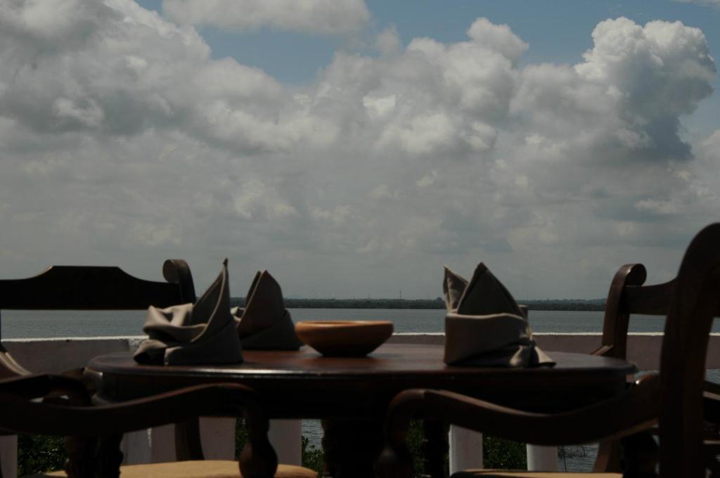 Hotel Lagoon Paradise Negombo Esterno foto