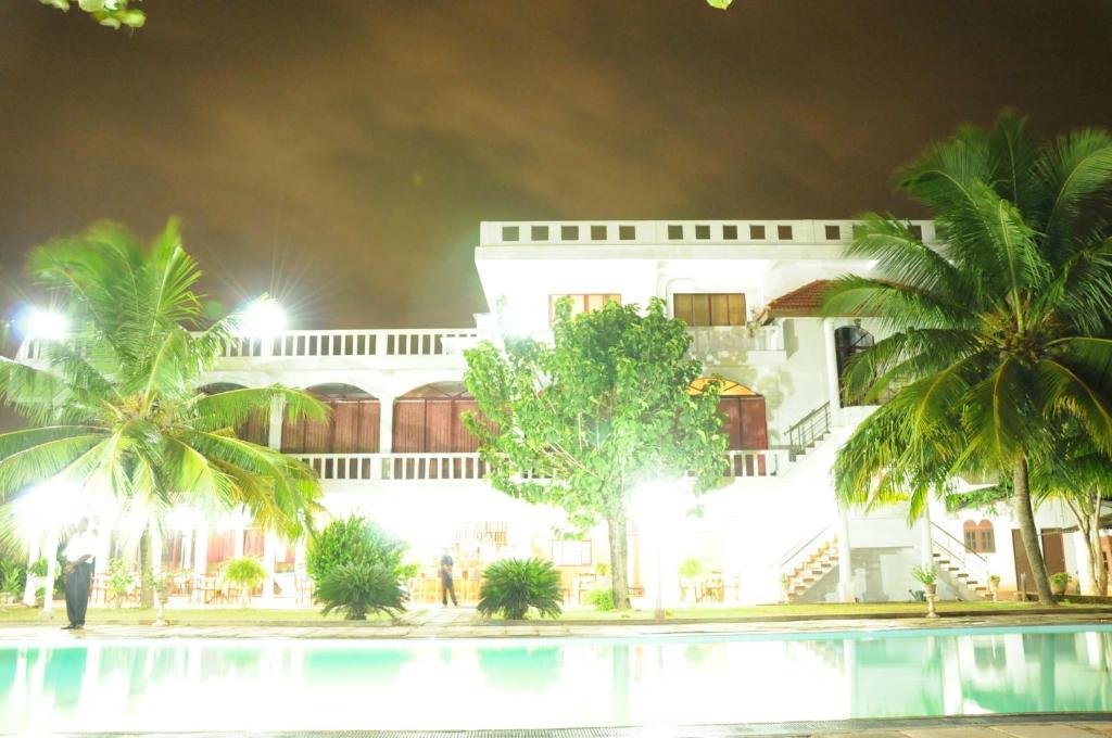 Hotel Lagoon Paradise Negombo Esterno foto