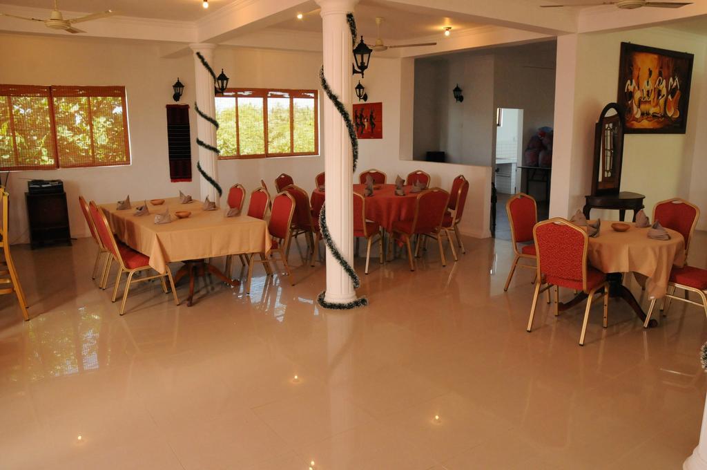 Hotel Lagoon Paradise Negombo Esterno foto