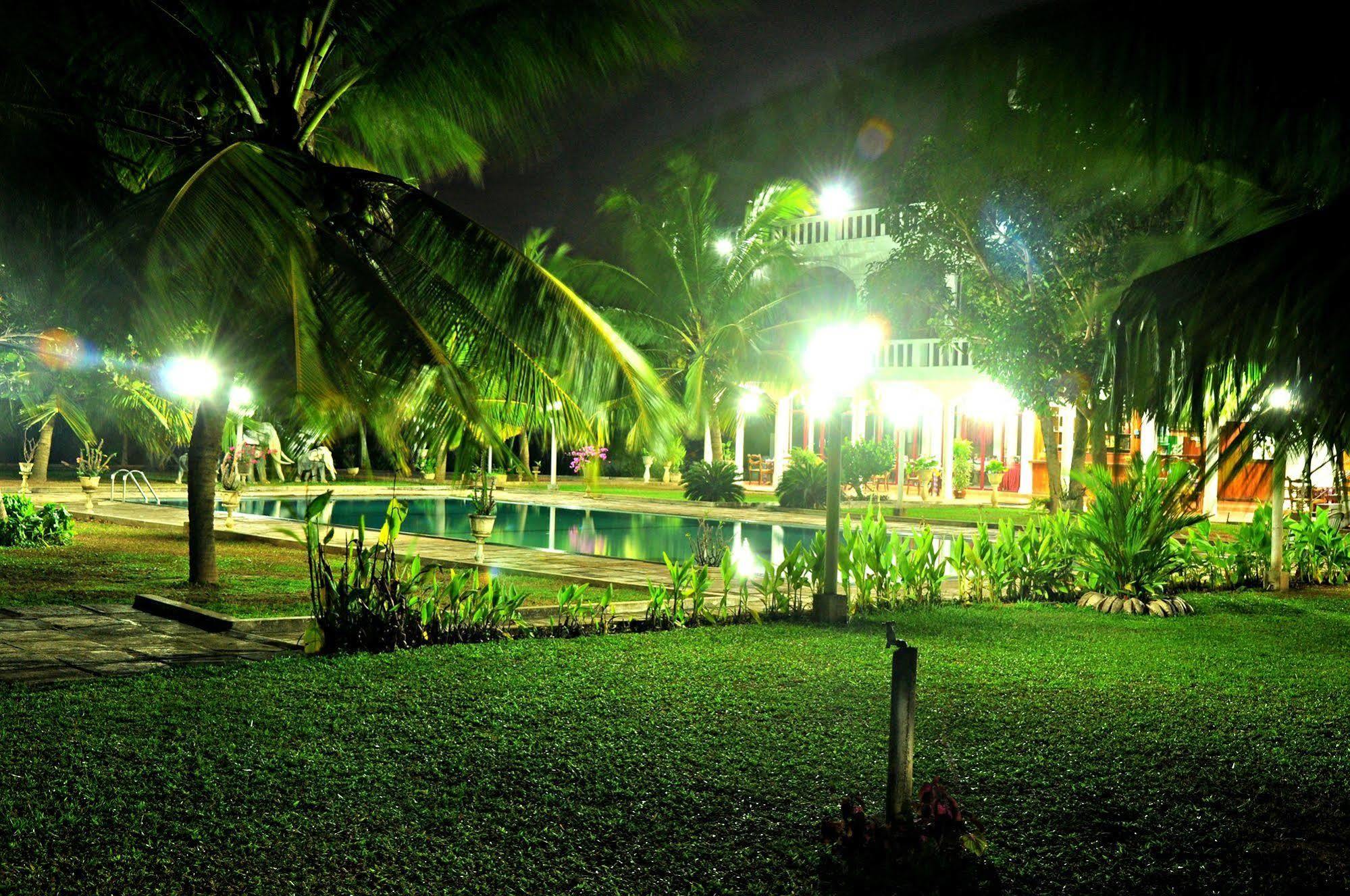 Hotel Lagoon Paradise Negombo Esterno foto
