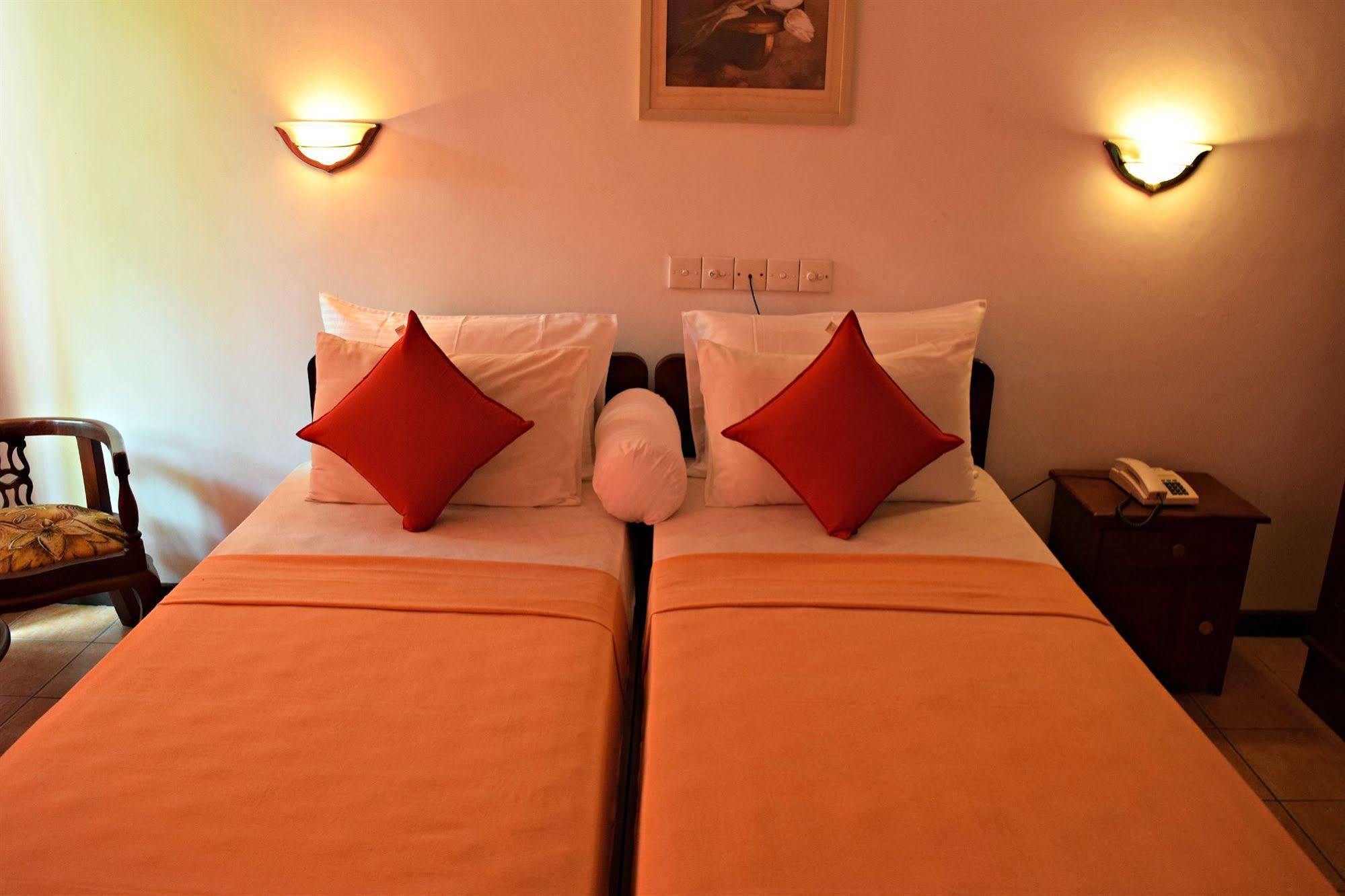 Hotel Lagoon Paradise Negombo Esterno foto