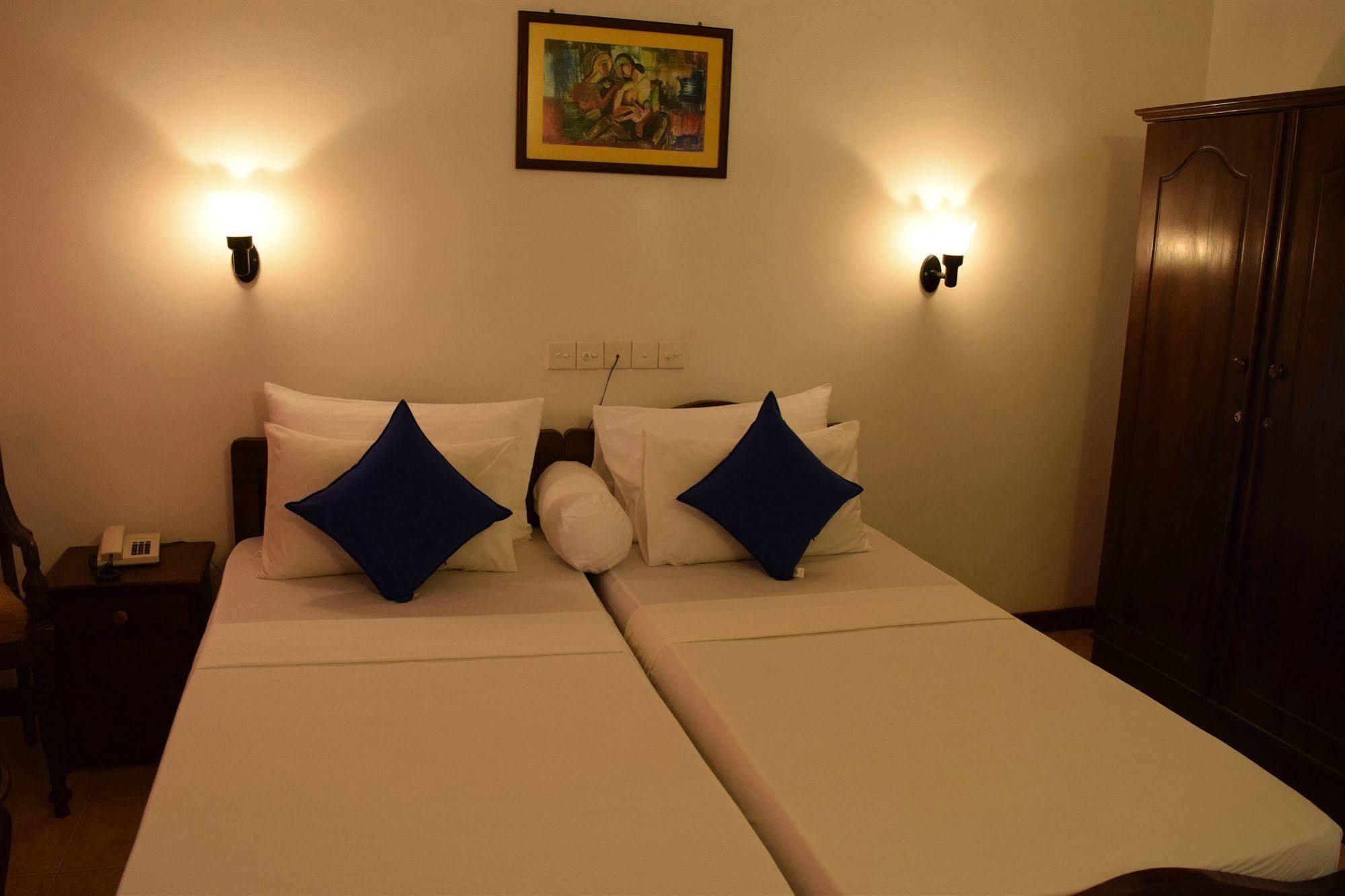 Hotel Lagoon Paradise Negombo Esterno foto