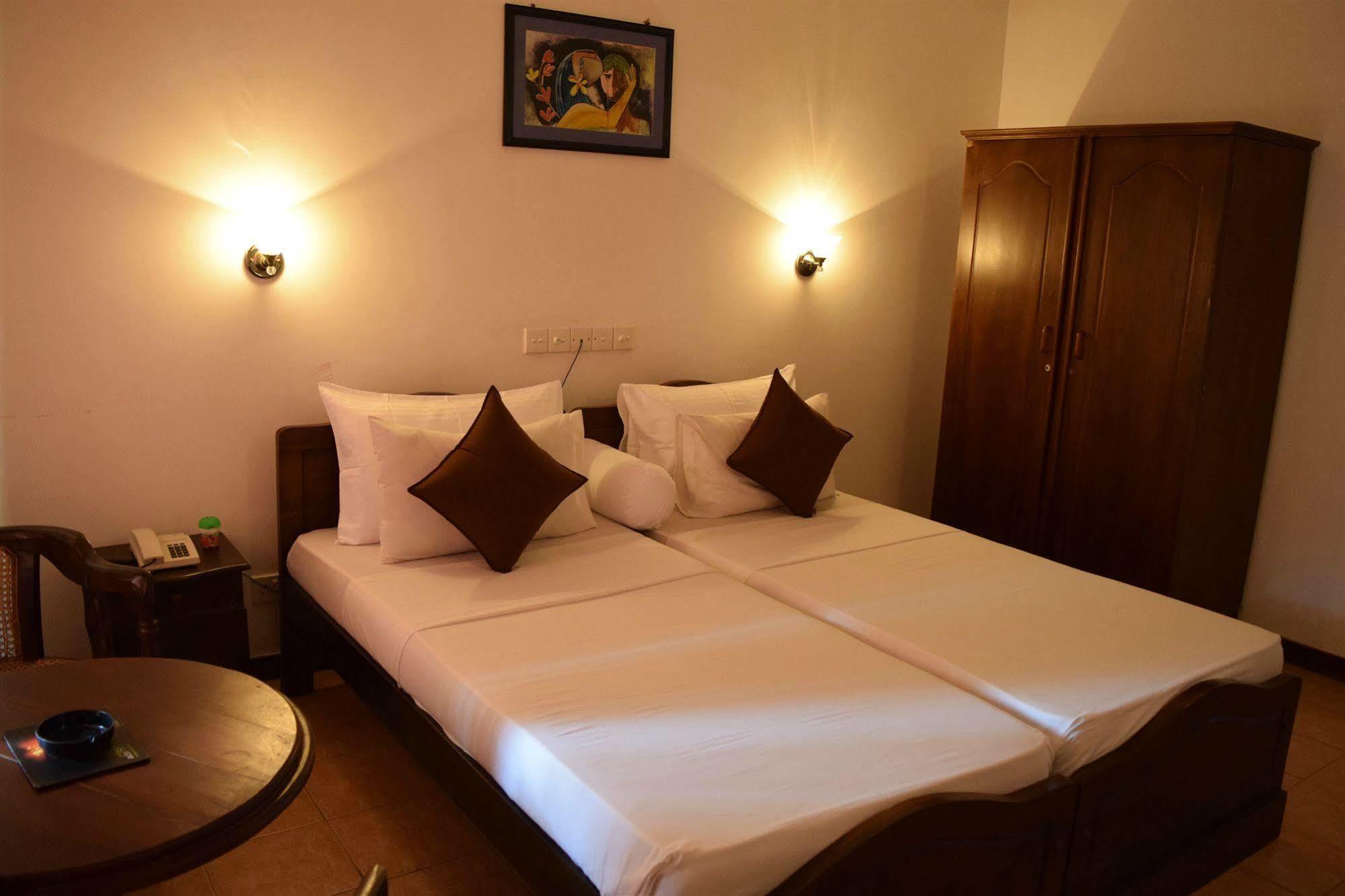 Hotel Lagoon Paradise Negombo Esterno foto