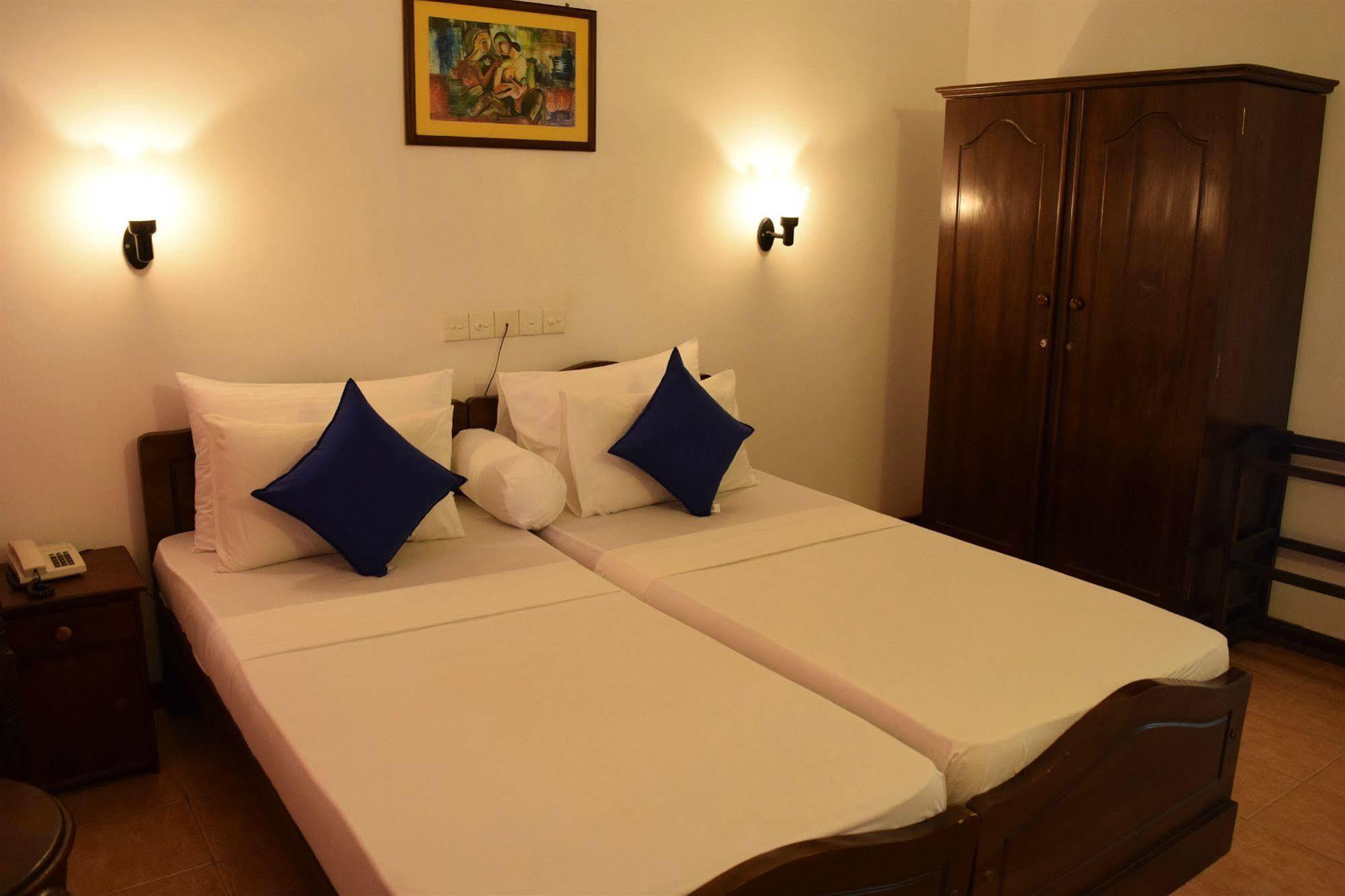 Hotel Lagoon Paradise Negombo Esterno foto