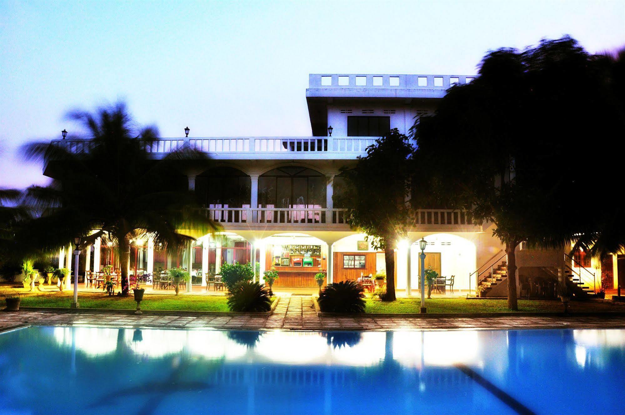 Hotel Lagoon Paradise Negombo Esterno foto