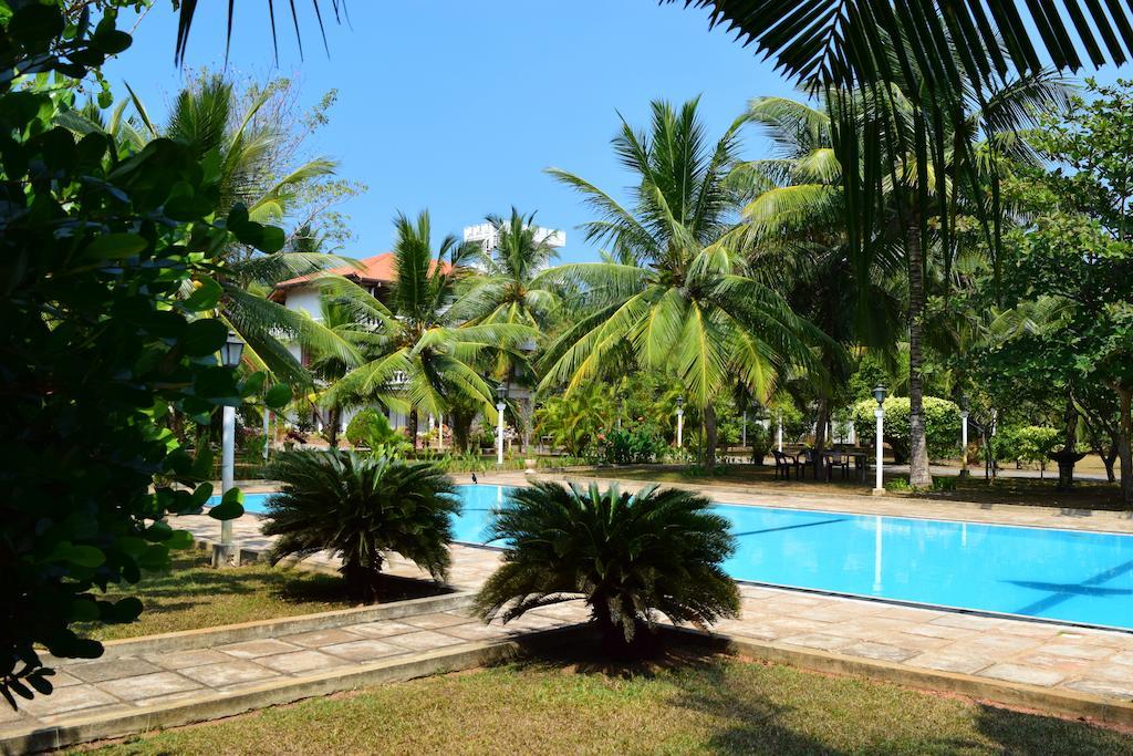 Hotel Lagoon Paradise Negombo Esterno foto
