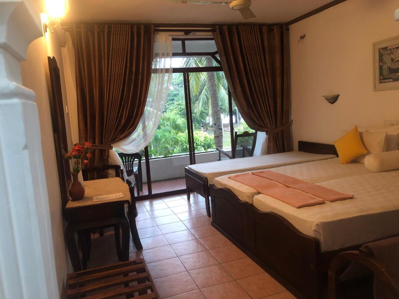 Hotel Lagoon Paradise Negombo Esterno foto