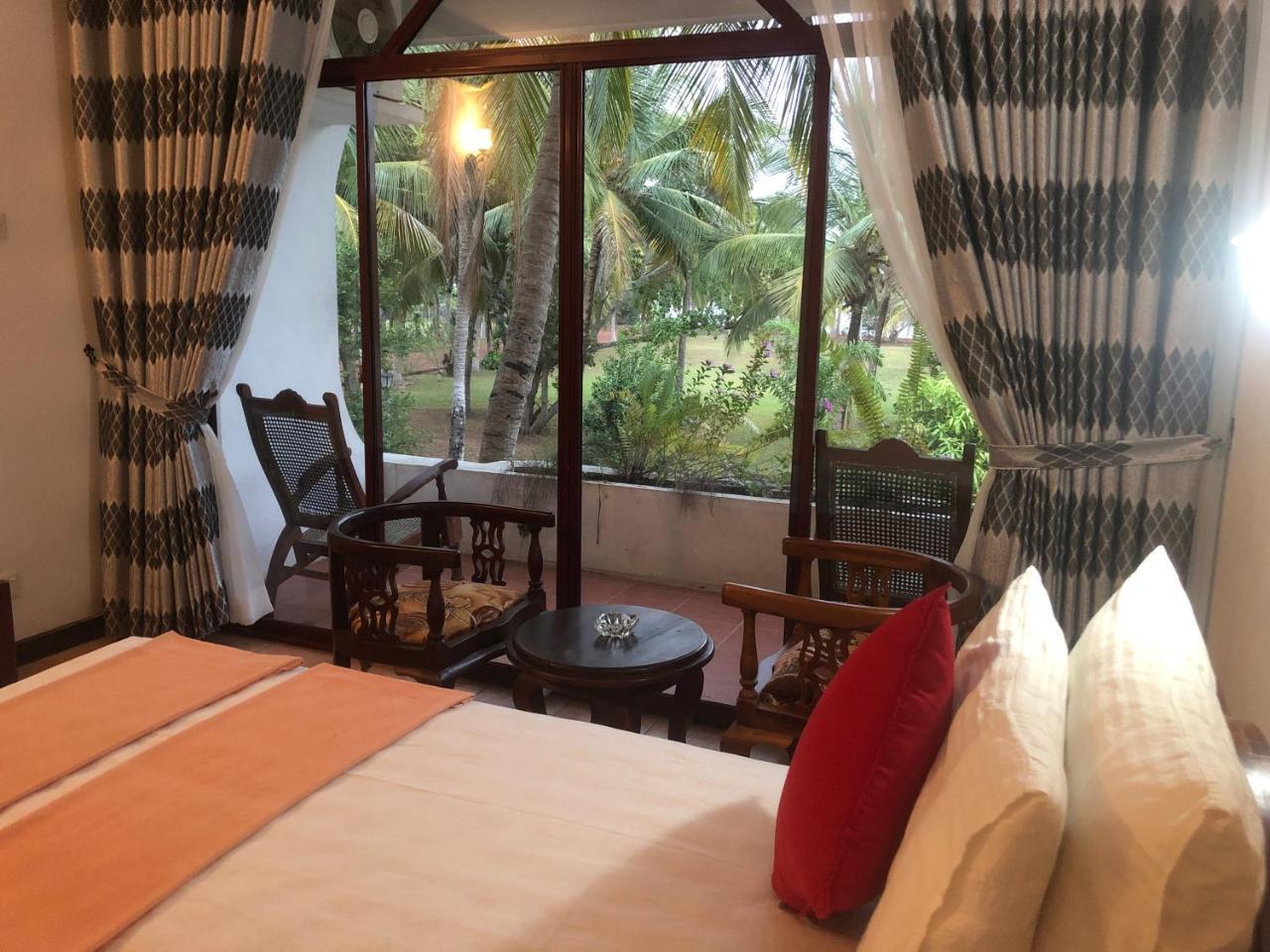 Hotel Lagoon Paradise Negombo Esterno foto