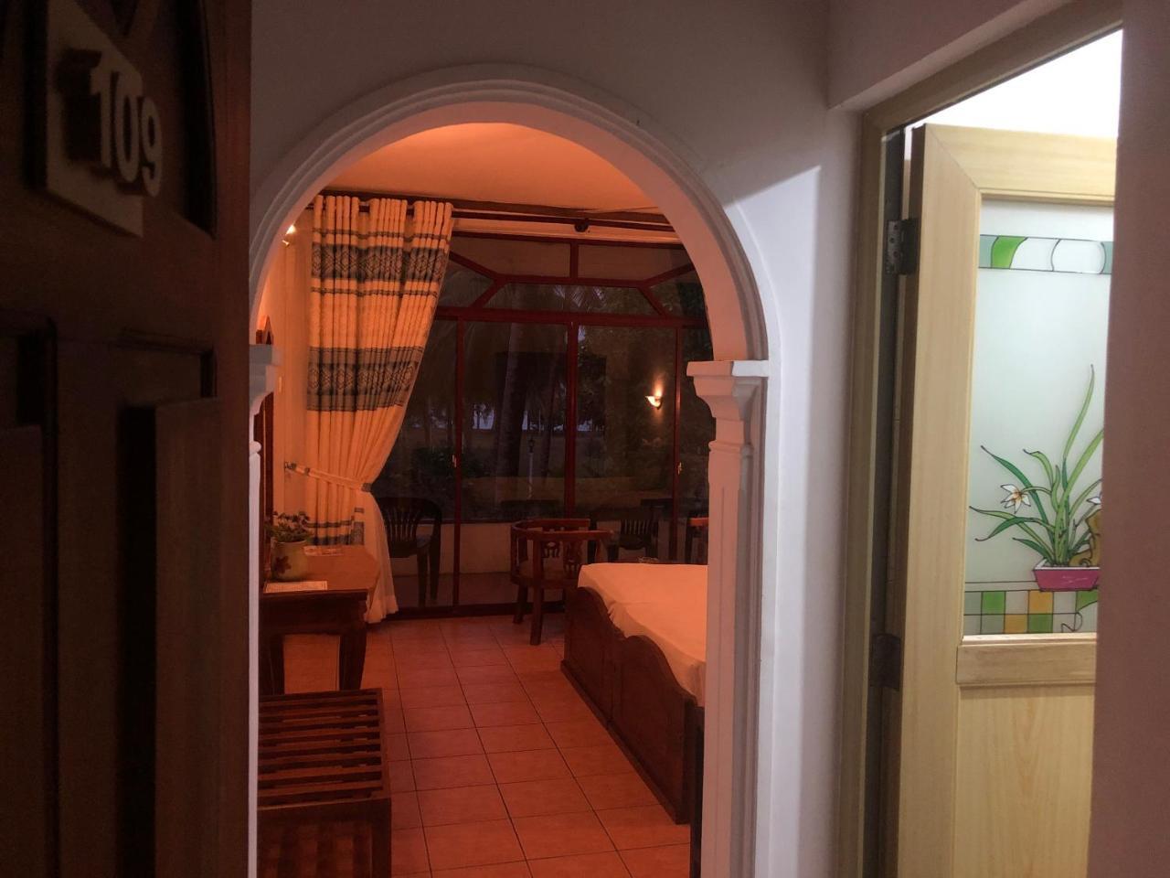 Hotel Lagoon Paradise Negombo Esterno foto